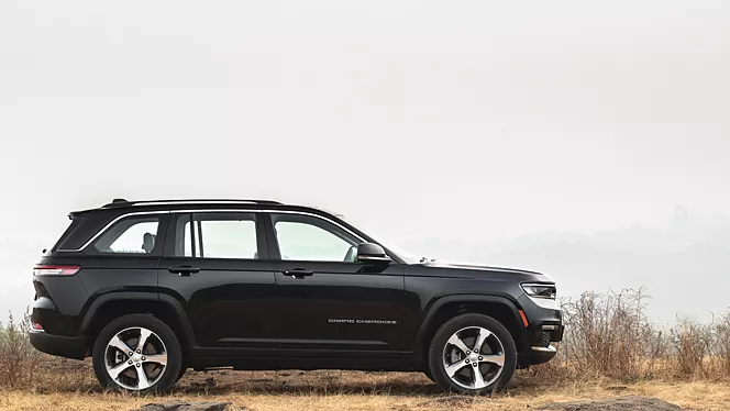 grand cherokee exterior right side view 2