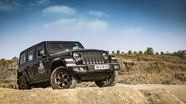 jeep wrangler right front three quarter0