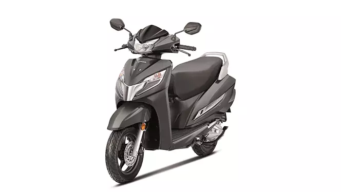 activa 125 left front three quarter 2