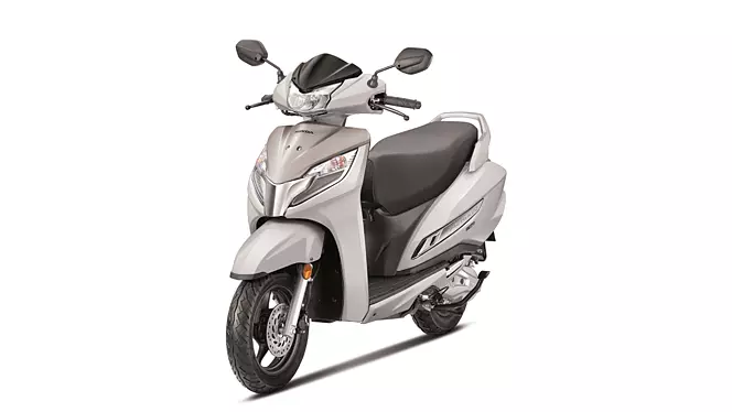 activa 125 left front three quarter 5