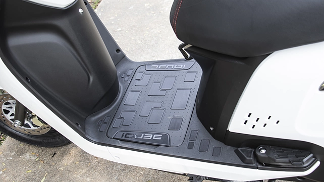 iqube floorboard