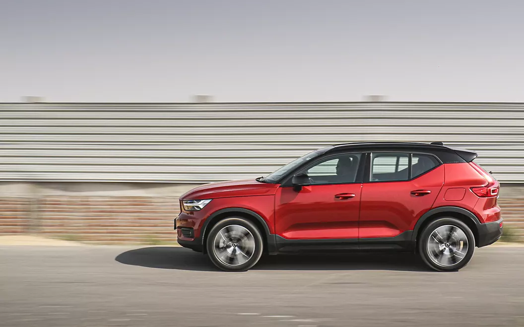 volvo xc40 recharge left side view11