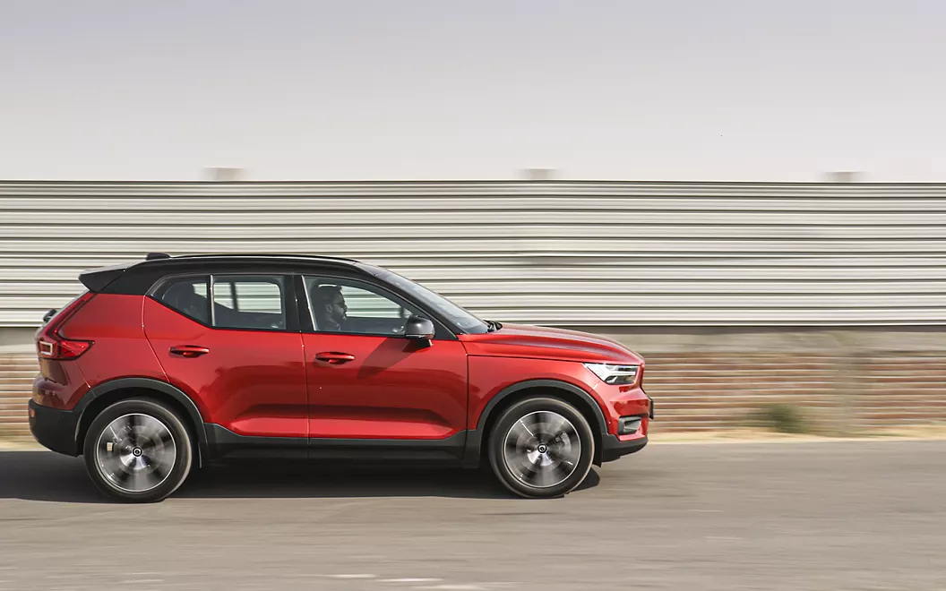 volvo xc40 recharge right side view10