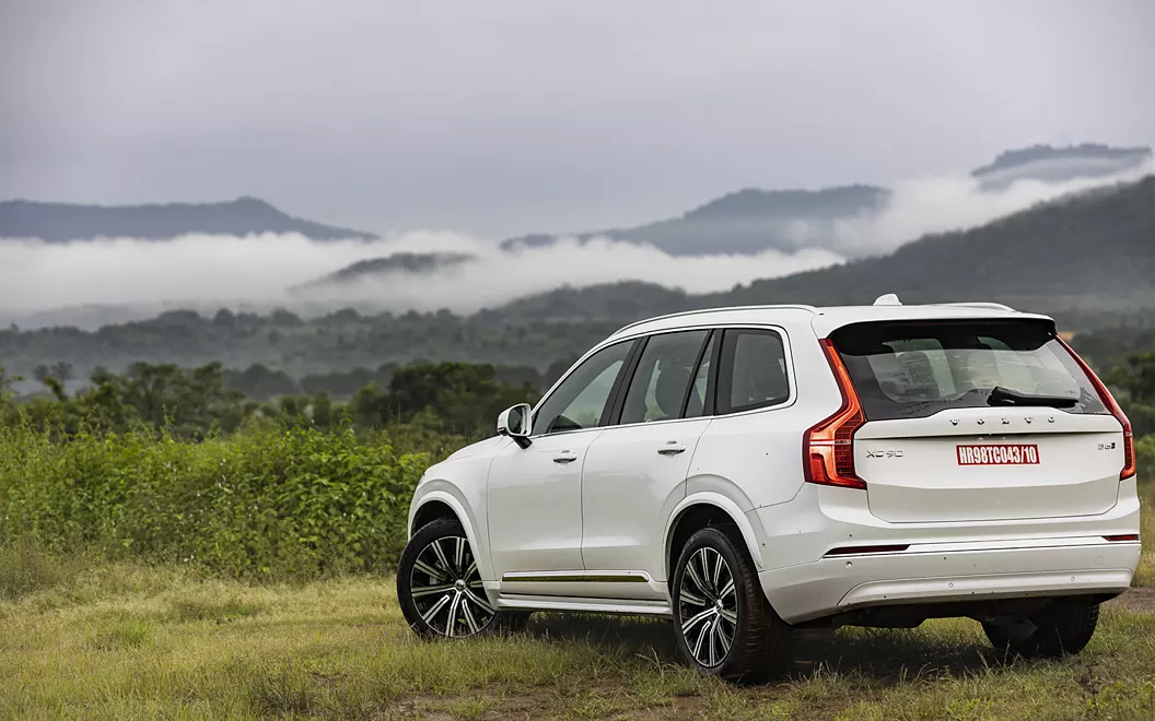 xc90 exterior left rear three quarter