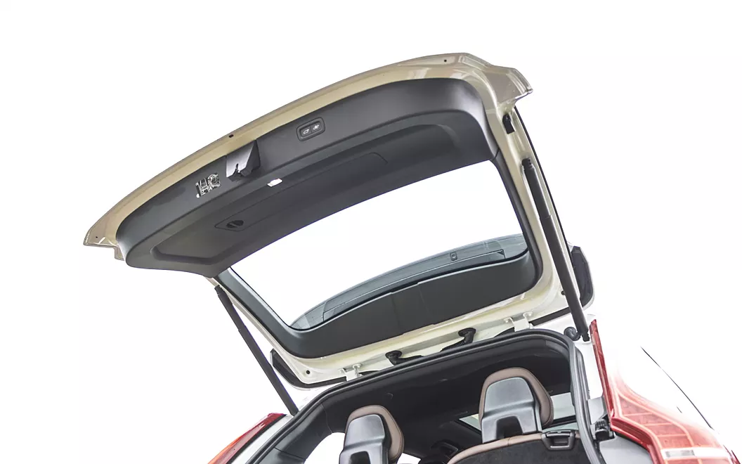 xc90 exterior open boot trunk