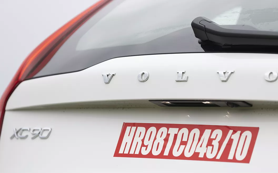 xc90 exterior rear logo