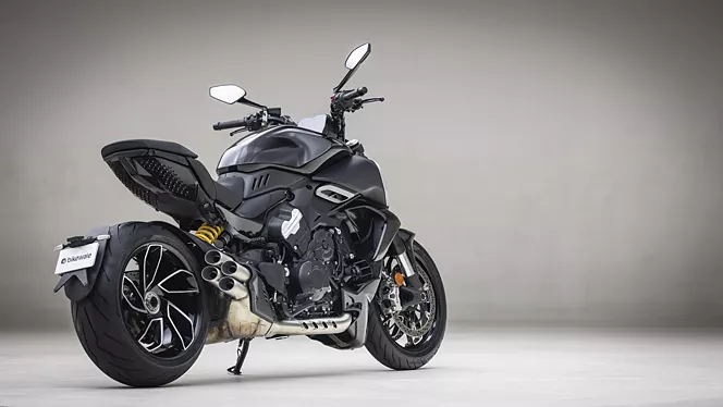 diavel v4 right rear three quarter 4