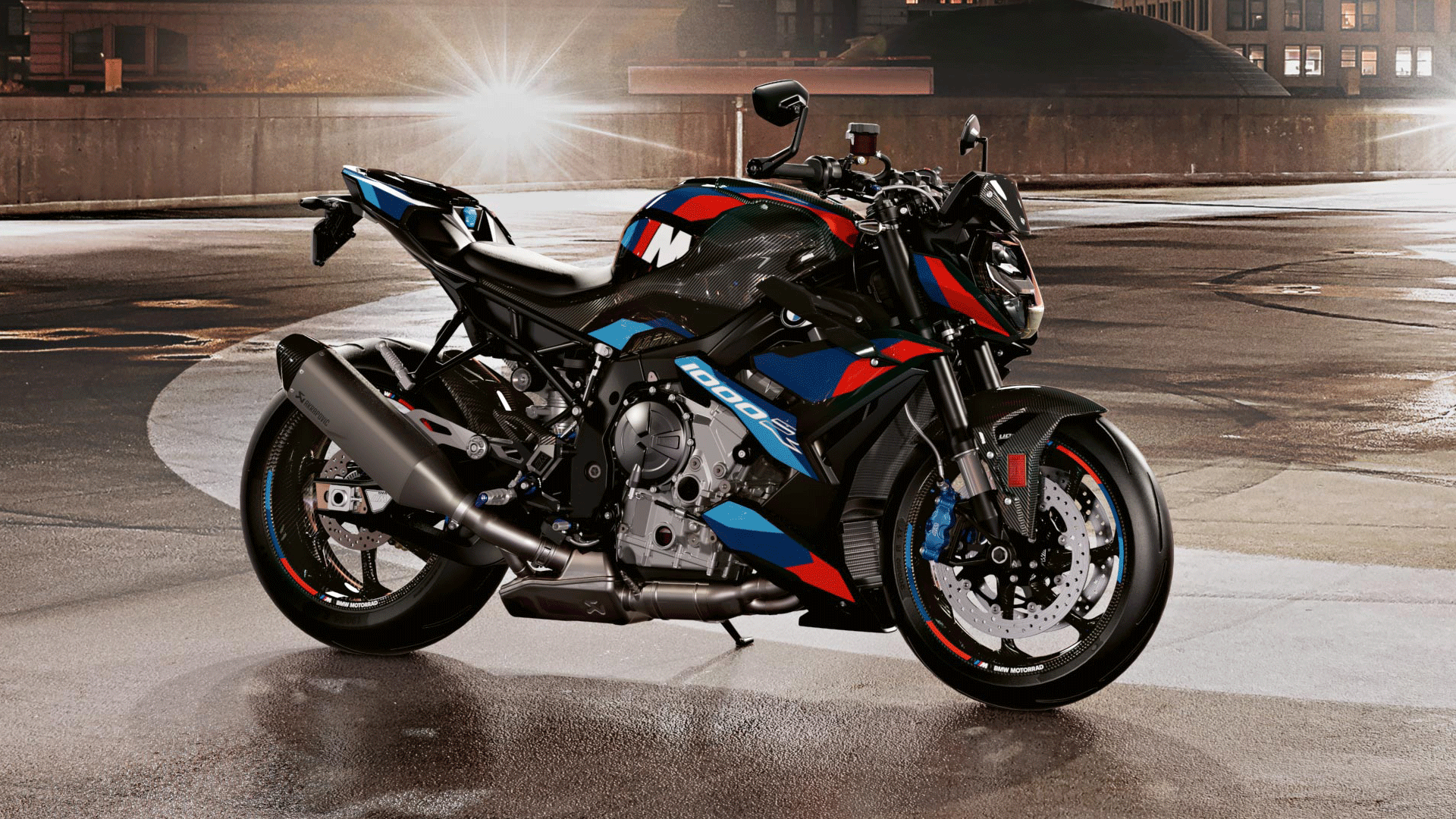 m 1000 r right front three quarter