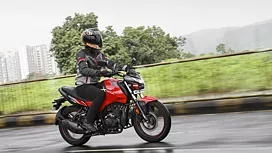 tvs apache rtr 160 4v right front three quarter9