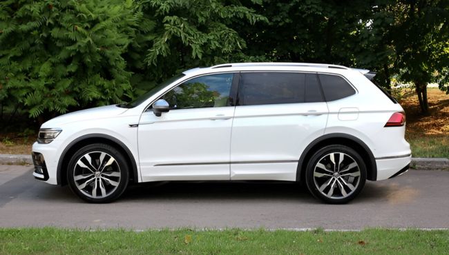 Volkswagen Tiguan R Line left side view