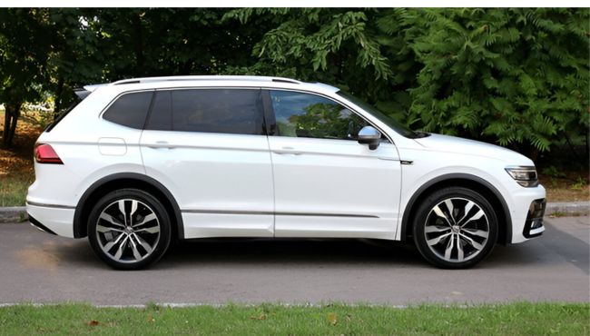 Volkswagen Tiguan R Line right side view