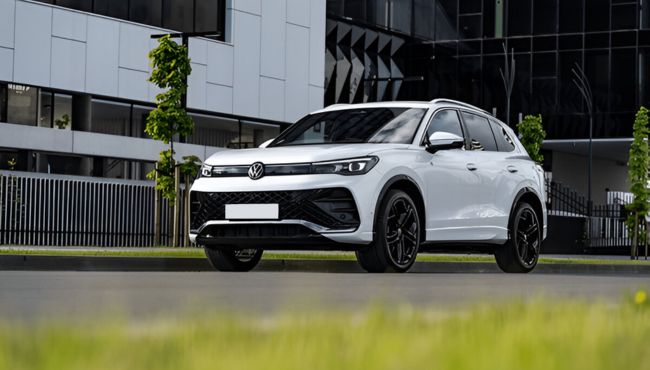 Volkswagen Tiguan R Line left front wide image