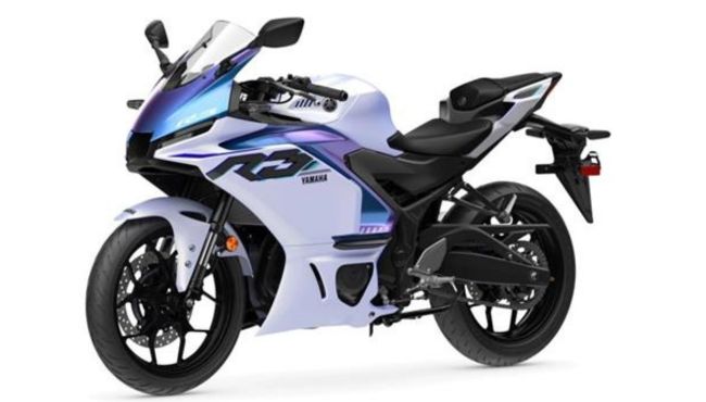 Yamaha R3 action left side view