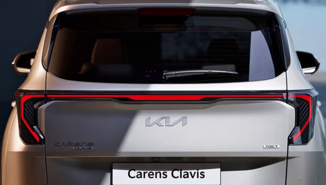 Kia Carens Clavis back view