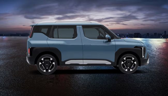 Kia Syros right side view