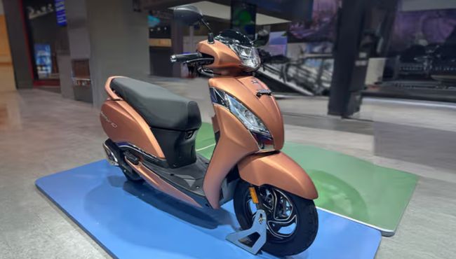 TVS Jupiter CNG right view