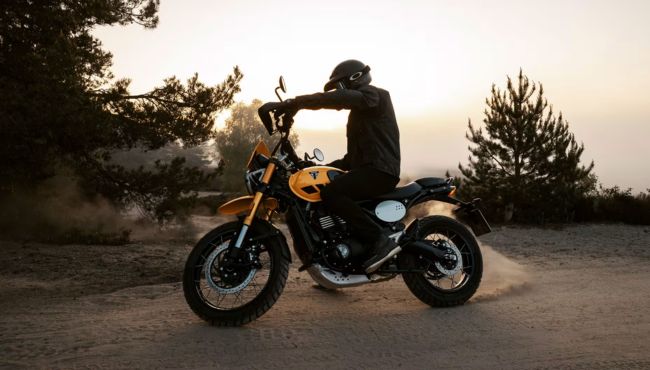 Triumph Scrambler 400 XC action view (2)