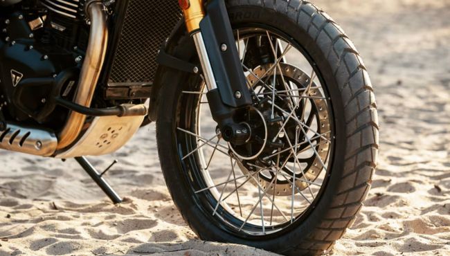 Triumph Scrambler 400 XC fornt dics view
